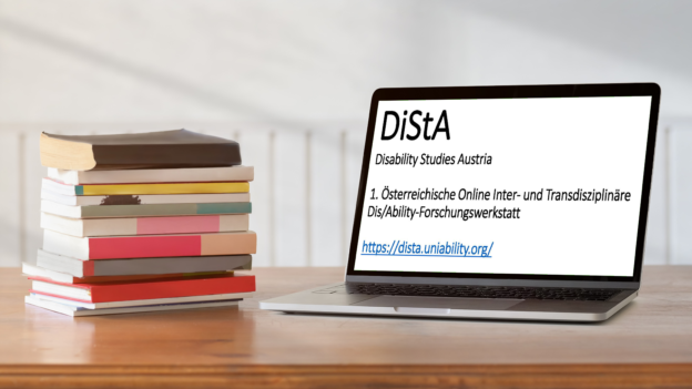 Ein geöffneter Laptop neben einem Bücherstapel. Am Display wird die erste DiStA Forschungswerkstatt angekündigt.